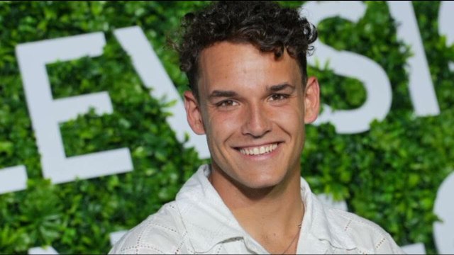 Astrid et Raphaëlle : On s'en fout ! Théo Curin raconte cette expérience spéciale qu'il a eue