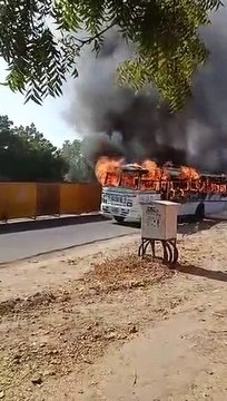 Burning Bus : बस फूंकी, बिना चालक चलने लगी आग से घिरी बस