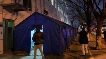 Cina, si formano le code fuori dalla clinica della febbre