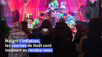 À quelques jours des fêtes, des Parisiens font leurs derniers achats