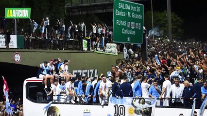 Aficionado cae de un puente por intentar saltar al camión de los jugadores de Argentina