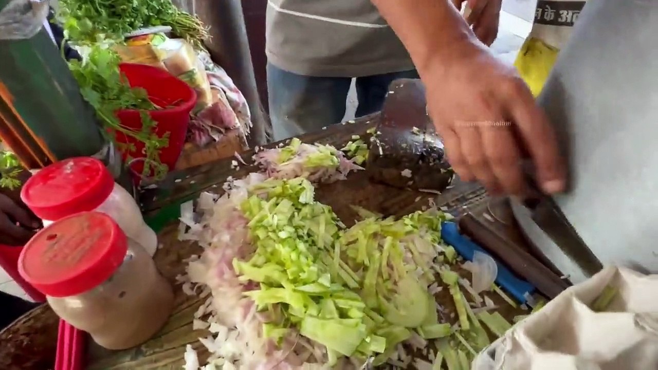x2mate.com-Kolkata's Famous Egg Ghugni at Railway Station _ Indian Street Food