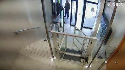 El hombre del saco que se cuela en las casas y atemoriza a Barcelona