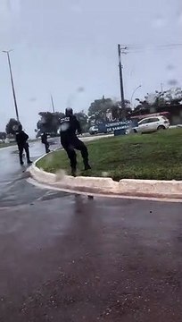 PM intercepta carro e prende dupla que usava carro de empresa de energia para roubar