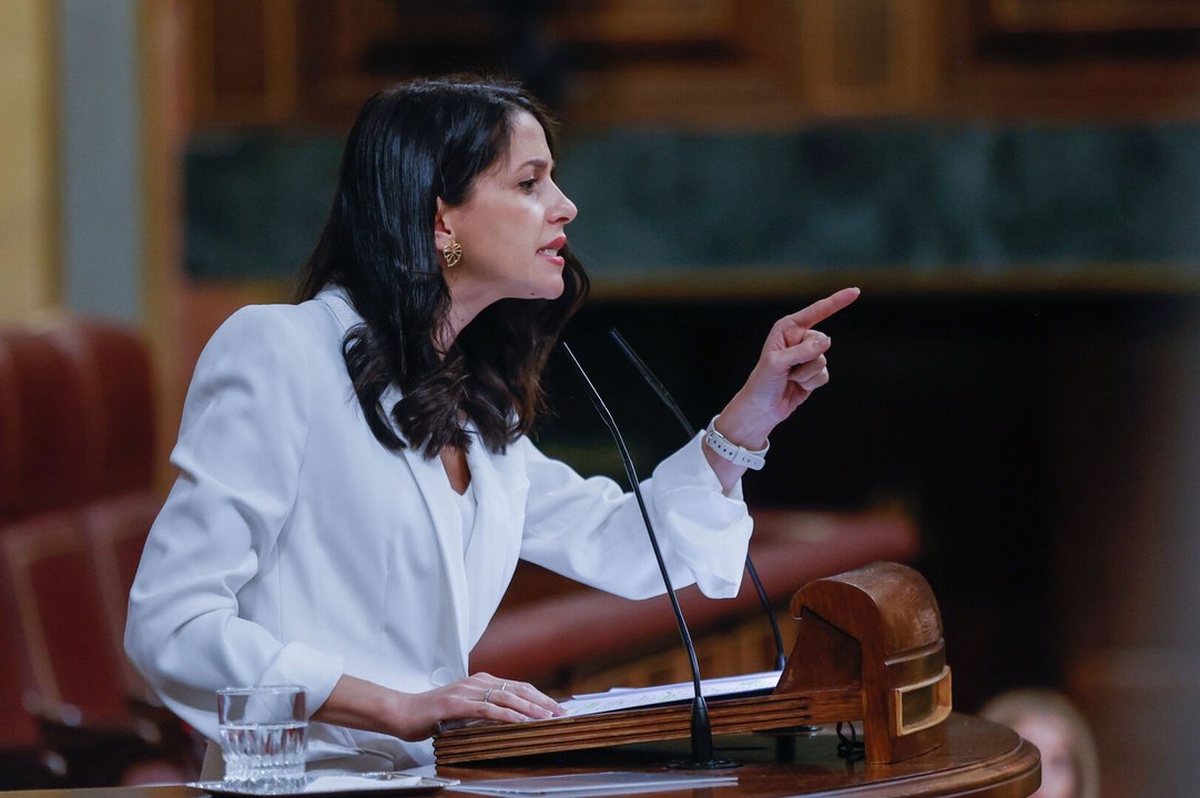 Inés Arrimadas pone a ladrar a José Zaragoza y Odón Elorza por ‘desnudar’ al PSOE de Sánchez