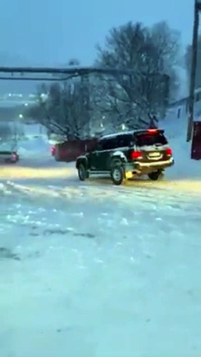 Faire du bowling avec sa voiture en pleine tempête de neige