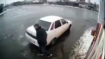 Un bus fait un strike... douloureux pour la voiture