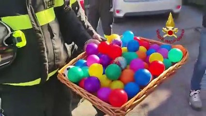 Crotone, “Un Natale da supereroe”: i vigili del fuoco in visita a Pediatria