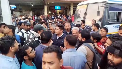 बस स्टैंड चौकी में पुलिस की 'राठौड़ी', हंगामे के बीच बसों का चक्काजाम