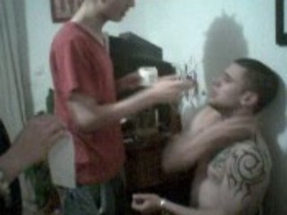 Séance d'épilation d'un militaire