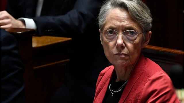 VOICI : Élisabeth Borne : ce cadeau improbable que lui ont offert les ministres pour Noël