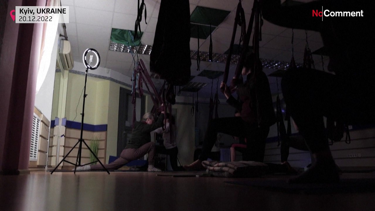 Ein Moment des inneren Friedens: Yoga-Lehrerin in Kiew gibt Unterricht trotz Stromausfall