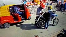 VIDEO| ¡A plena luz del día! Motorizados asaltan un negocio en el centro de Lepaera, Lempira