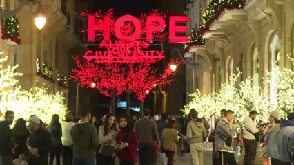 بيروت تستعيد بعض رونق الأعياد.. لكن لماذا لم تتحرك عجلة الاقتصاد؟