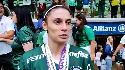 Bruna Calderan festeja temporada com títulos do Palmeiras feminino