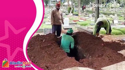 Makam Mendiang Aminah Cendrakasih Telah Disiapkan, Satu Liang Lahat dengan sang Ibunda