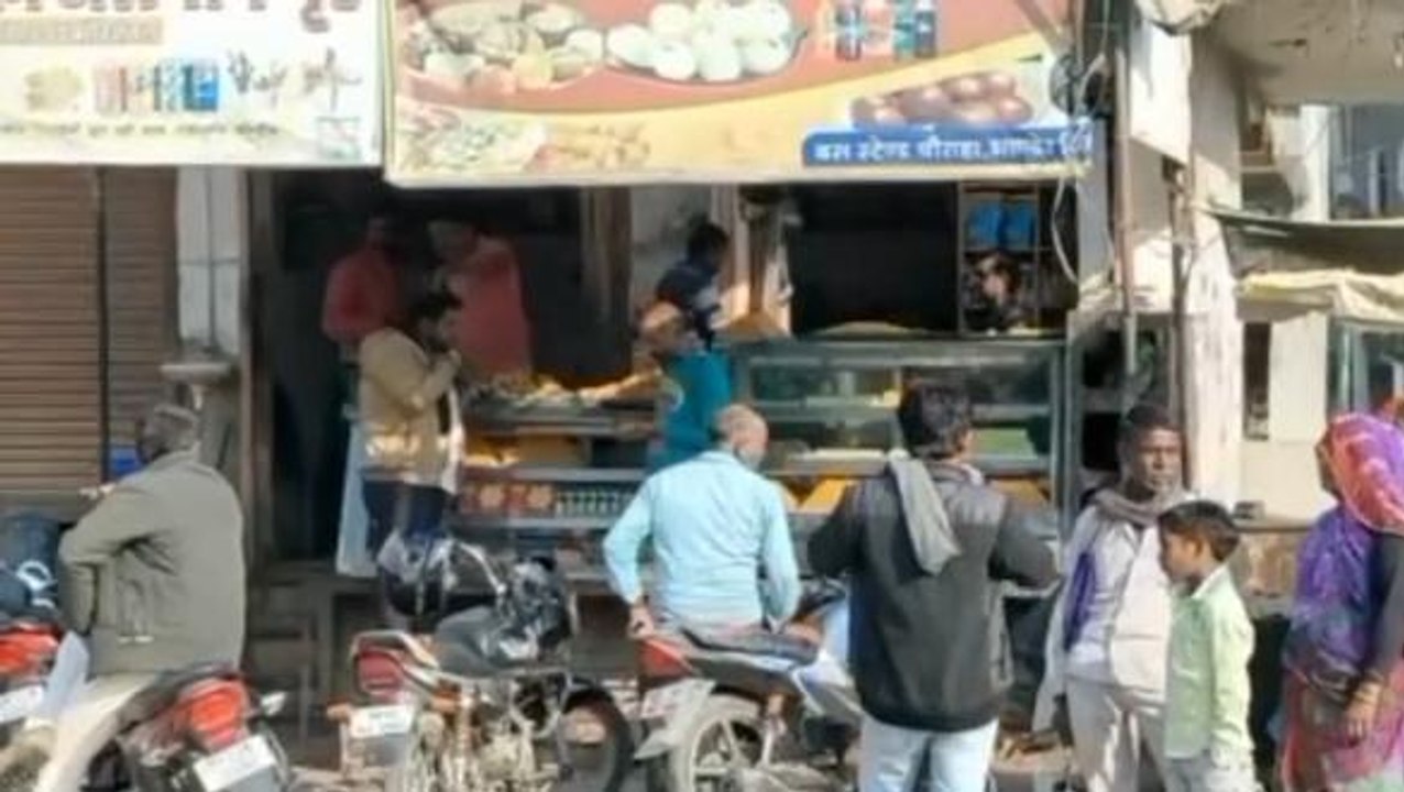 दतिया : मिठाइयों की दुकानों पर फूड अधिकारियों ने मारा छापा, दुकानदारों में मचा हड़कंप