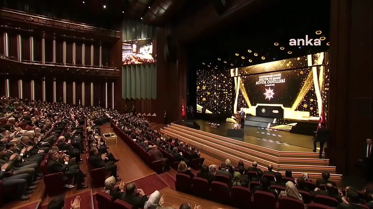 Erdoğan: Biz görevde olduğumuz sürece kimse Türkiye'yi eski baskıcı, yasakçı günlerine döndüremeyecek