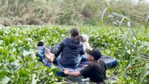 Decenas de migrantes en México se lanzan al río Bravo para llegar a los Estados Unidos