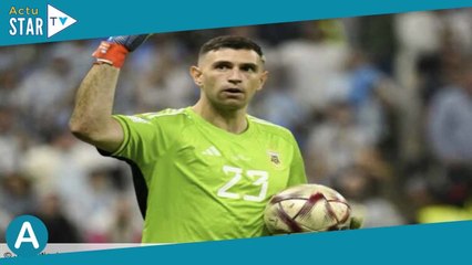 Emiliano Martinez s'en prend encore à Kylian Mbappé en défilant avec une poupée à son effigie