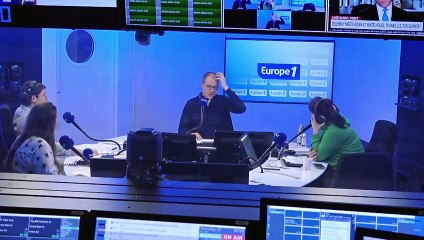 Pour Noël, les ministres offrent un maillot «49-3» à Élisabeth Borne