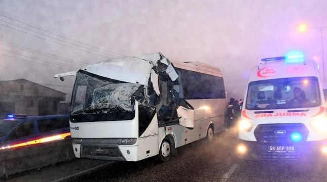 Tekirdağ’da işçi servisi TIR’a çarptı: 12 yaralı