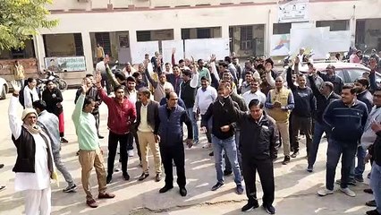 नगर निगम के एईएन पर हमले के बाद ऐसे हुआ हंगामा...!
