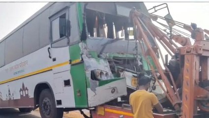 आगरा: एक्सप्रेस-वे पर ट्रक में घुसी रोडवेज बस, भीषण हादसे से मची चीख-पुकार