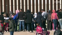 Messico, migliaia di migranti ammassati al confine con gli USA