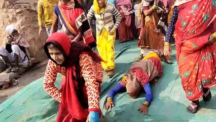 अनूठा अंदाज...40 साल से परेशान महिलाओं ने की दंडवत परिक्रमा