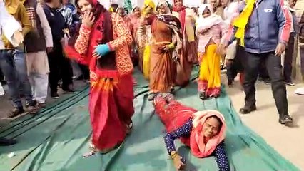 Download Video: अनूठा अंदाज...40 साल से परेशान महिलाओं ने की दंडवत परिक्रमा