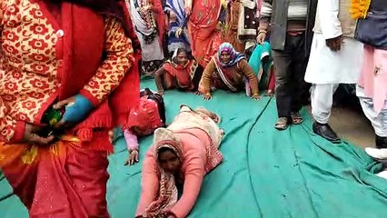 अनूठा अंदाज...40 साल से परेशान महिलाओं ने की दंडवत परिक्रमा