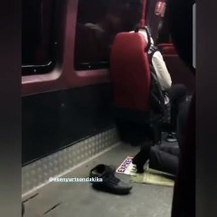 İstanbul'da bir vatandaş dolmuşta namaz kıldı