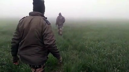 घने कोहरे में 'दुश्मन' की तलाश