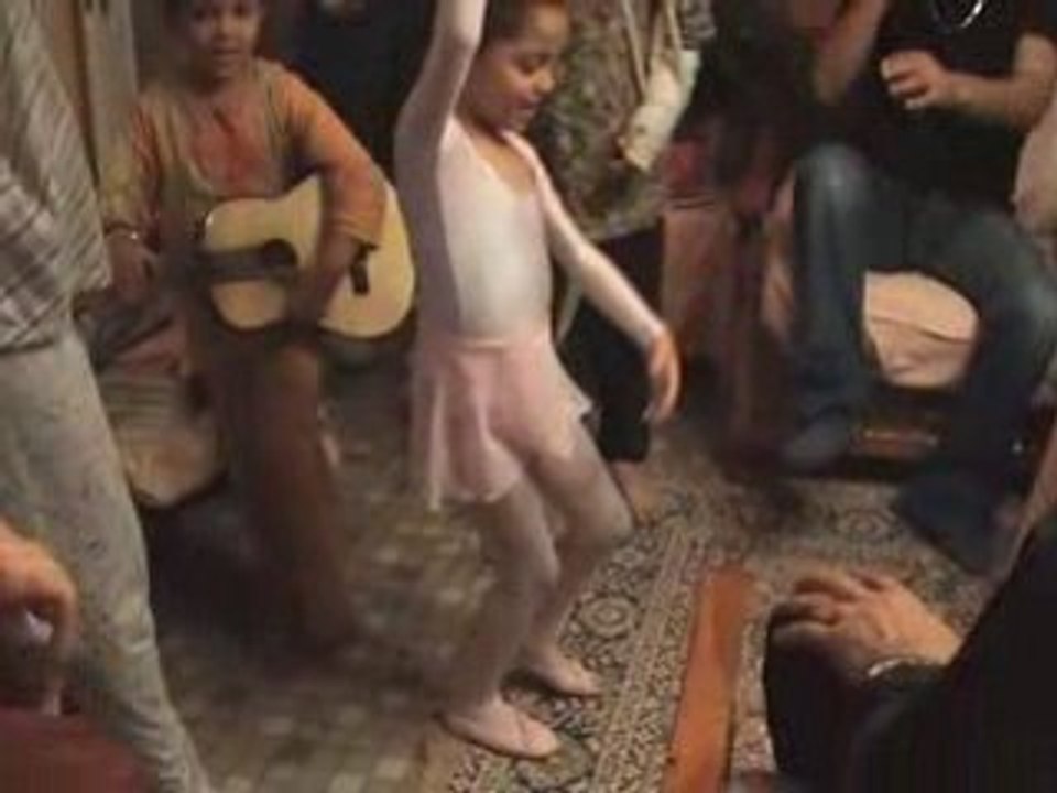 ma kouz  en tutu c tro kon et sa soeur a la guitar sa c bien