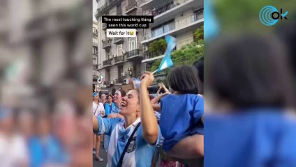 Una anciana saca a su marido ciego al balcón en las celebraciones de Argentina