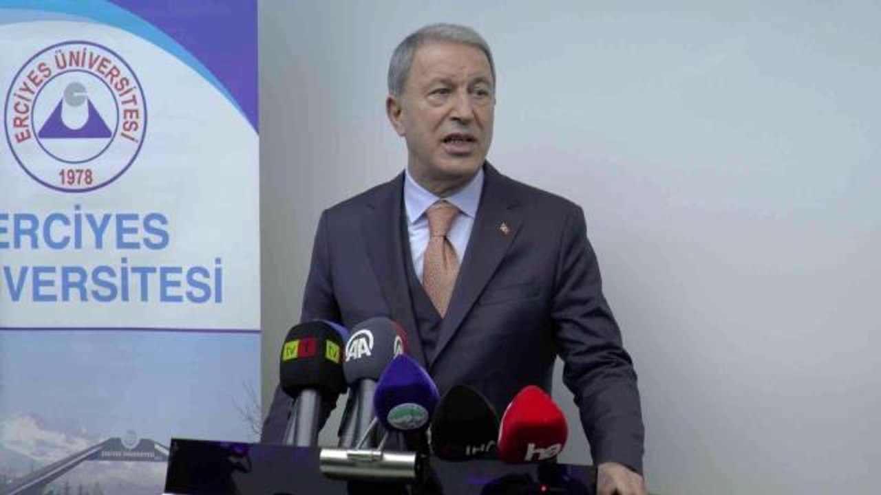 BAKAN AKAR'DAN HASTANE ZİYARETİ