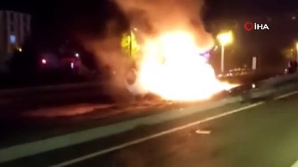 Bariyerlere çarpıp takla atan otomobil alev topuna döndü