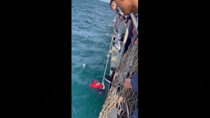 Infantes de la marina rescatan a uno de los desaparecidos en el Golfo de Tailandia