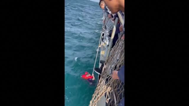 Infantes de la marina rescatan a uno de los desaparecidos en el Golfo de Tailandia