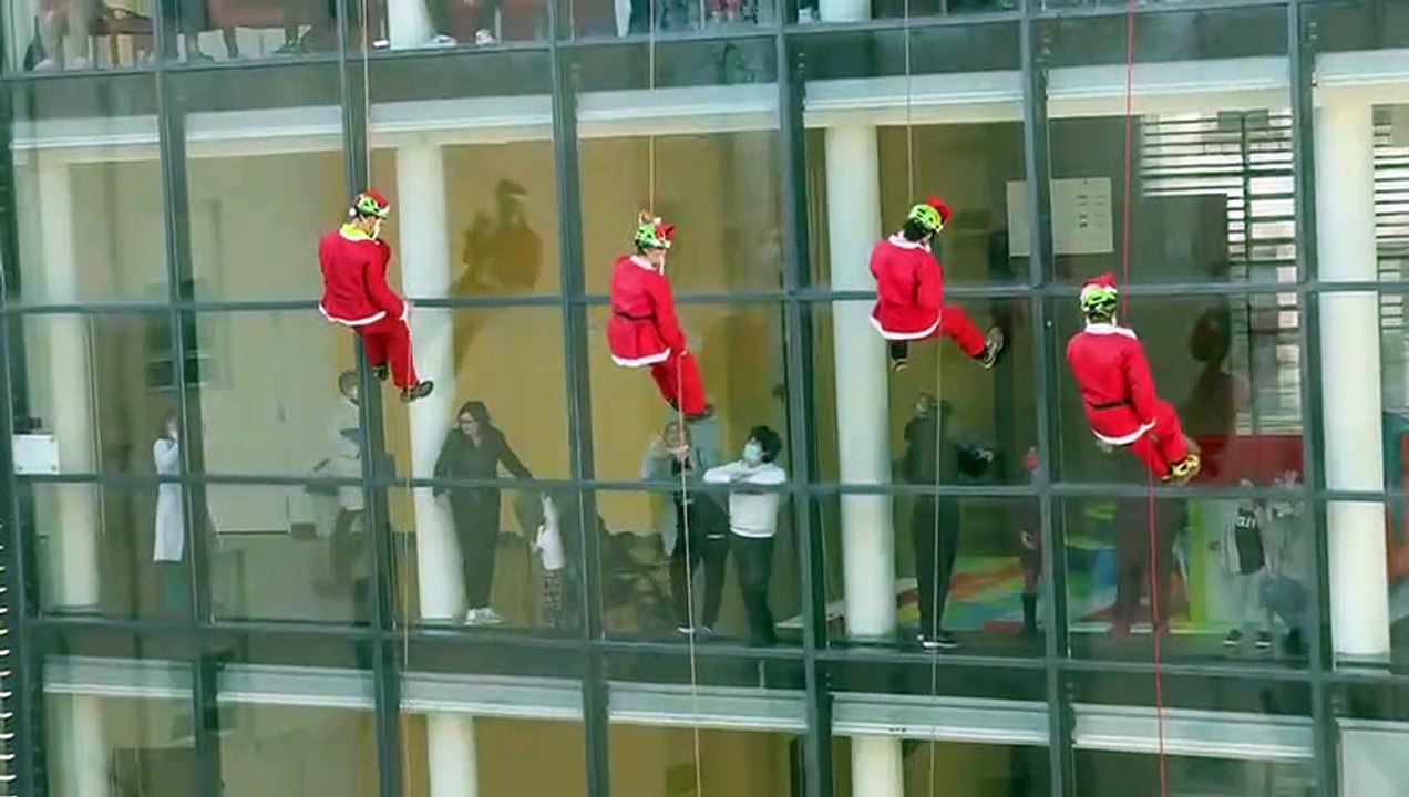 C'è Babbo Natale alla finestra e i bambini fanno oh