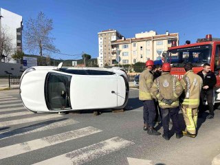 Pendik'te çarpışan otomobillerden biri yan yattı: 1 yaralı