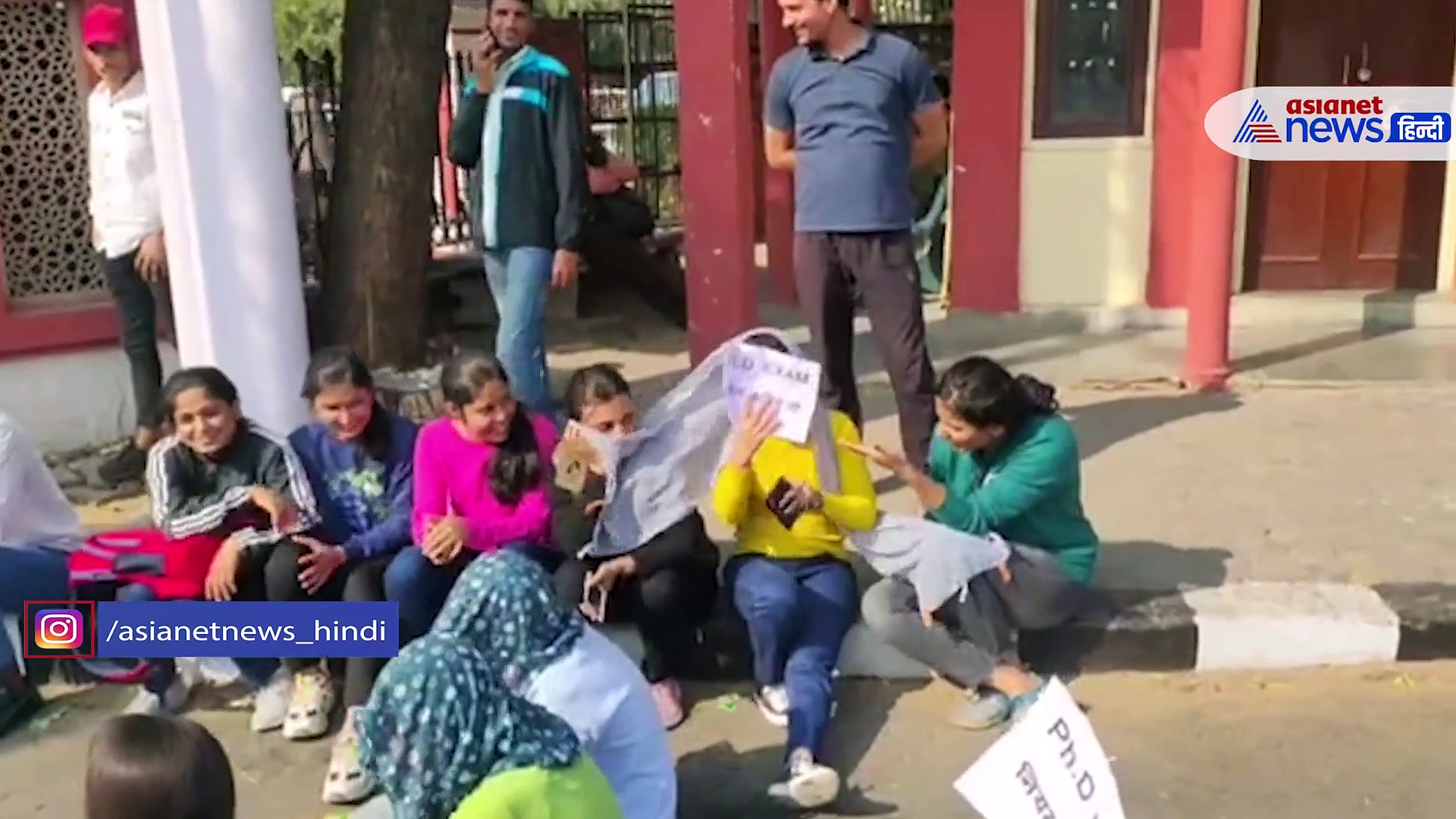   चीखते-चिल्लाते रहे स्टूडेंट, पुलिस बीच सड़क पर जानवरों की तरह घसीटती रही...देखिए दर्दनाक वीडियो