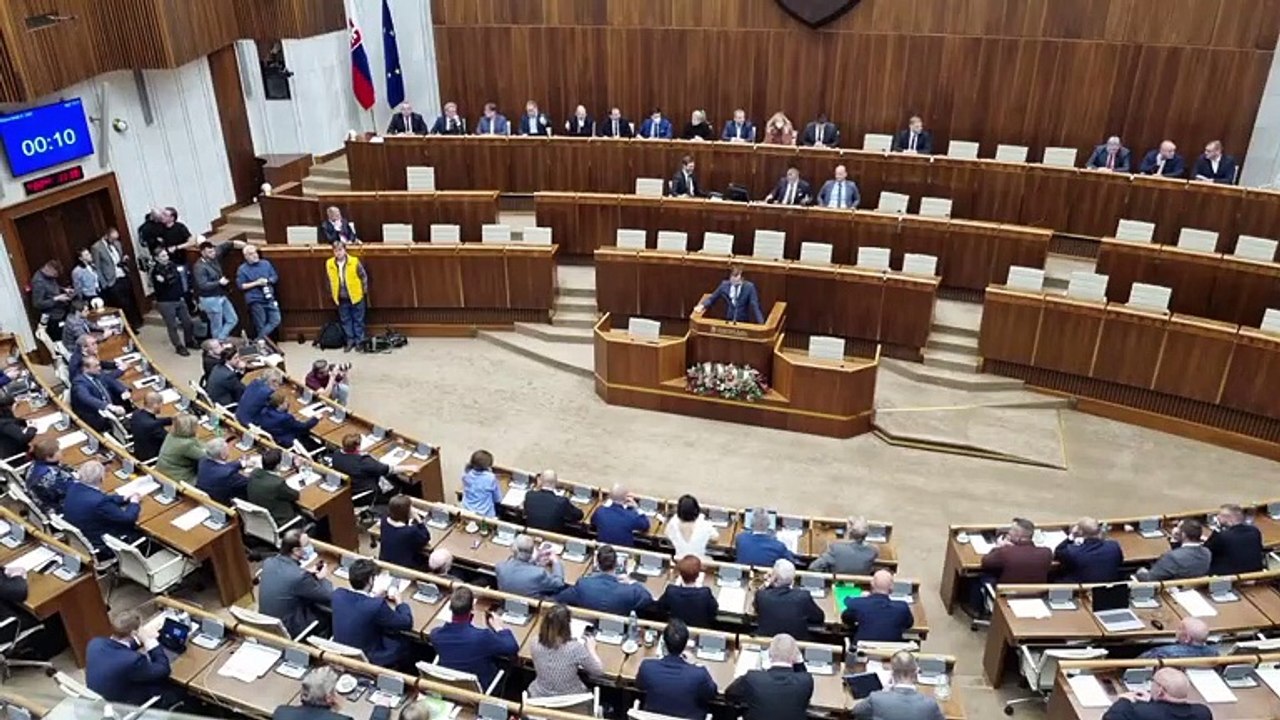 ZÁZNAM: Poslanci schválili rozpočet na budúci rok,deficit má vzrásť na 6,44 % HDP