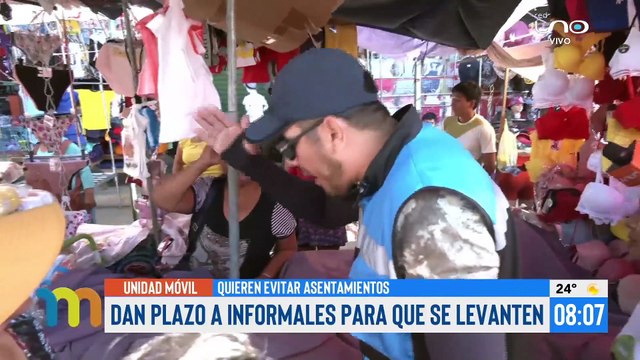 Gendarmes municipales dan plazo a comerciantes informales de levantar su mercadería de espacios públicos