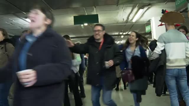 Los empleados de una empresa de Madrid celebran el tercer premio del sorteo de Navidad