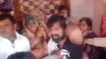 चोरी के शक में युवक की पिटाई, वीडियो वायरल