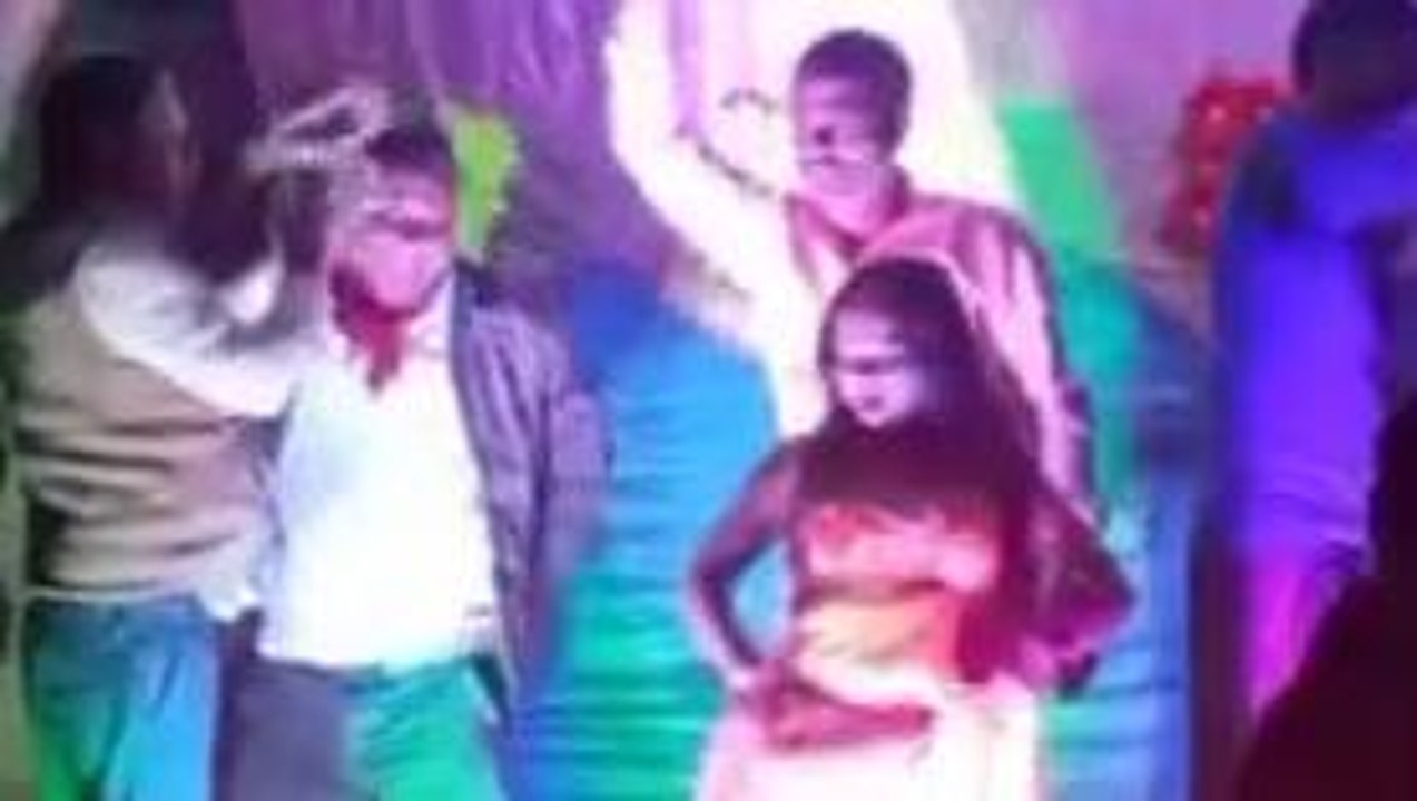 बार बालाओं के संग गजब के ठुमका लगा रहे हैं मुखिया जी, VIDEO VIRAL