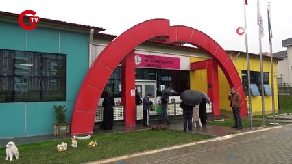 Liselilerin gönüllü ‘tamir takımı’ bu defa sınıf boyadı