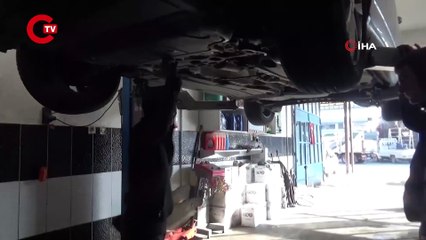 Otomobilin motor kısmından kurtarıldı, gazetecilerin aracına girdi